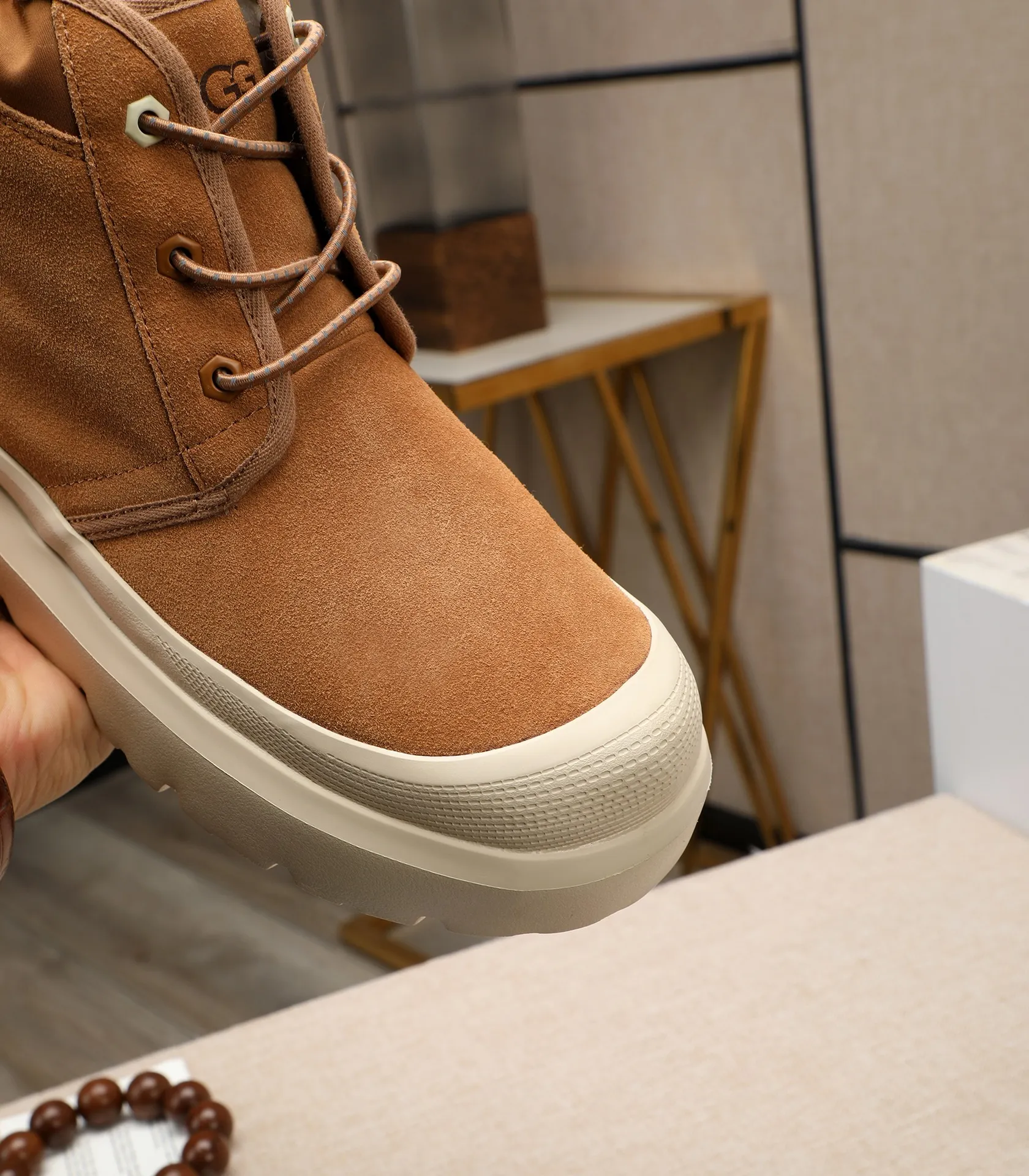 Men's shoes 💰580 (same style for men and women) Please pay attention to the quality of the original order and compare the thickness of the wool 🏮🏮The popular UGG is from Australia's warm luxury brand men's shoes, the official website is synchronized, Beckham men's style..., made of imported first-layer waxed cowhide, waxed toe cap, Australian real wool velvet lining Carefully sewn...Imported rubber Martin boots outsoles (comfortable, soft and wear-resistant). I really like the quality..Exquisite workmanship. You won't be able to put it down at first sight. Sizes 35-44